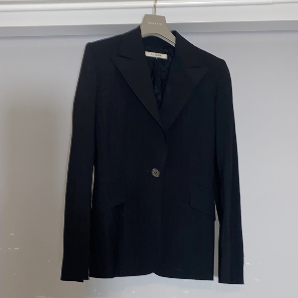 Modern Black Blazer with Notched Lapel
